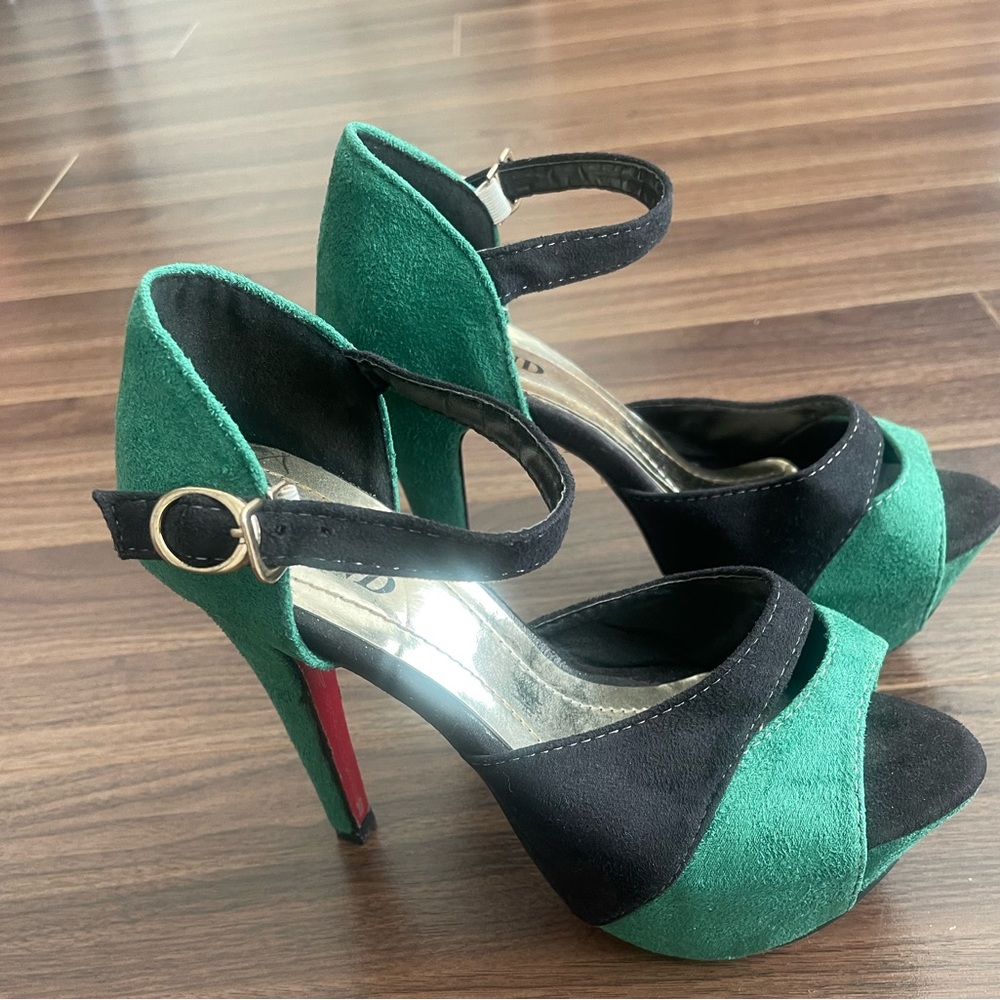 Elegant Green and Black Women's Heels